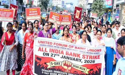 पांच-दिवसीय कार्य सप्ताह की मांग को लेकर Khammam में बैंक हड़ताल से सेवाएं प्रभावित हुईं पांच-दिवसीय कार्य सप्ताह की मांग को लेकर Khammam में बैंक हड़ताल से सेवाएं प्रभावित हुईं