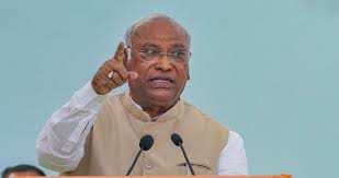 Congress अध्यक्ष खर्गे का आरोप: गणतंत्र दिवस पर विपक्ष का जानबूझकर अपमान किया गया