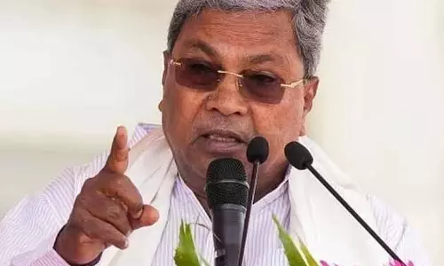 कांग्रेस के कार्यक्रम में DKS के नारे लगने पर कर्नाटक के सीएम सिद्धारमैया गुस्सा हो गए कांग्रेस के कार्यक्रम में DKS के नारे लगने पर कर्नाटक के सीएम सिद्धारमैया गुस्सा हो गए