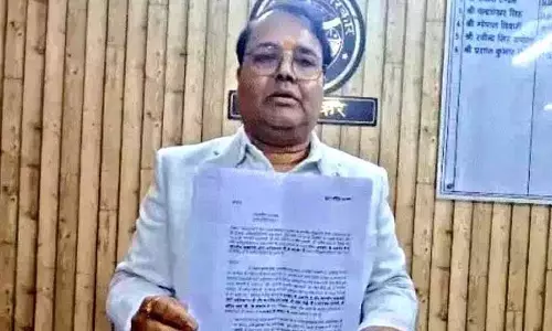 अयोध्या के GST कमिश्नर ने PM और योगी पर संत की टिप्पणियों को लेकर इस्तीफ़ा देते समय रो पड़े अयोध्या के GST कमिश्नर ने PM और योगी पर संत की टिप्पणियों को लेकर इस्तीफ़ा देते समय रो पड़े
