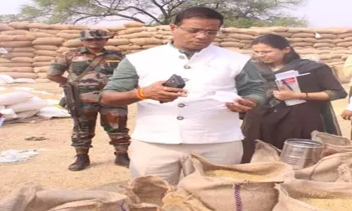 कलेक्टर ने धान खरीदी केंद्रों का किया निरीक्षण, कर्मचारियों को थमाया नोटिस