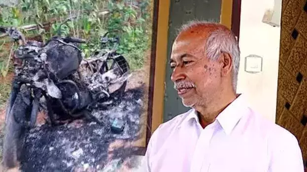 Kunhikrishnan के समर्थन में नारे लगाए गए, बेलूर निवासी की बाइक में आग लगा दी गई Kunhikrishnan के समर्थन में नारे लगाए गए, बेलूर निवासी की बाइक में आग लगा दी गई
