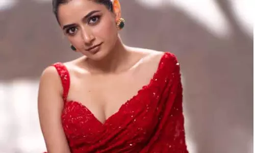 Ashika Ranganath ने लाल सेक्विन साड़ी में बिखेरा ग्लैमर Ashika Ranganath ने लाल सेक्विन साड़ी में बिखेरा ग्लैमर