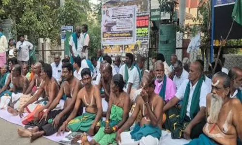Tiruchirappalli में किसानों का विरोध, प्रशासन पर अनदेखी का आरोप Tiruchirappalli में किसानों का विरोध, प्रशासन पर अनदेखी का आरोप
