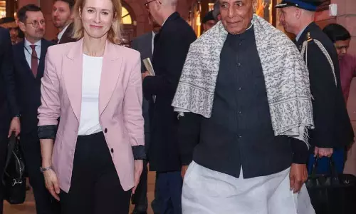 भारत, EU ने रक्षा विनिर्माण के लिए सप्लाई चेन के इंटीग्रेशन पर चर्चा की भारत, EU ने रक्षा विनिर्माण के लिए सप्लाई चेन के इंटीग्रेशन पर चर्चा की