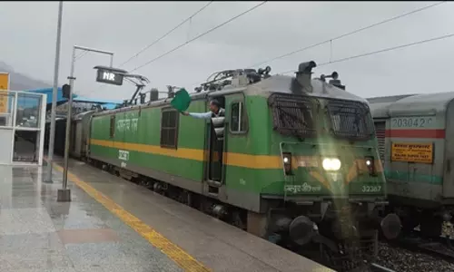 J&K: श्री माता वैष्णो देवी कटरा-श्रीनगर ट्रेन सेवा को यात्रियों की सराहना J&K: श्री माता वैष्णो देवी कटरा-श्रीनगर ट्रेन सेवा को यात्रियों की सराहना