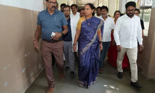 Kavitha ने अपने चचेरे भाई संतोष राव को रेवंत रेड्डी का मुखबिर बताया Kavitha ने अपने चचेरे भाई संतोष राव को रेवंत रेड्डी का मुखबिर बताया