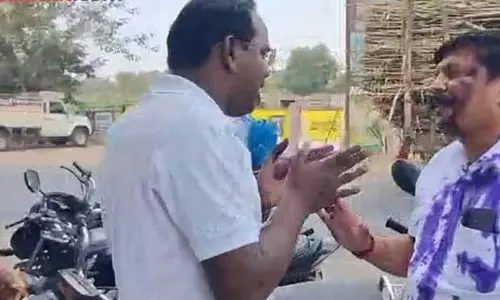 Ambedkar समर्थकों ने गणतंत्र दिवस कार्यक्रम का विरोध किया, मेयर पर स्याही फेंकी Ambedkar समर्थकों ने गणतंत्र दिवस कार्यक्रम का विरोध किया, मेयर पर स्याही फेंकी