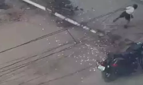 Kurnool में बिजली का खंभा गिरा, स्कूली छात्र बाल-बाल बचा Kurnool में बिजली का खंभा गिरा, स्कूली छात्र बाल-बाल बचा