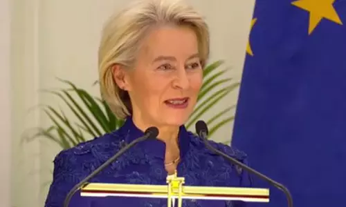 EU की अध्यक्ष उर्सुला वॉन डेर लेयेन ने भारत के साथ लाभकारी समझौते पर हस्ताक्षर की तारीफ की EU की अध्यक्ष उर्सुला वॉन डेर लेयेन ने भारत के साथ लाभकारी समझौते पर हस्ताक्षर की तारीफ की