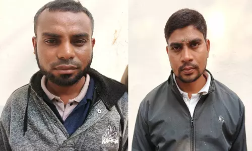 CG: ड्राई डे पर अवैध शराब बेचने वाले 2 तस्कर गिरफ्तार CG: ड्राई डे पर अवैध शराब बेचने वाले 2 तस्कर गिरफ्तार