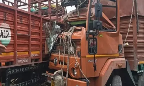 Nawabganj: चालक को बचाने के लिए जारी रेस्क्यू अभियान Nawabganj: चालक को बचाने के लिए जारी रेस्क्यू अभियान