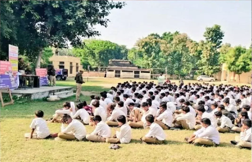 Farrukhabad: सुरक्षित यातायात के लिए छात्रों ने किया संकल्प