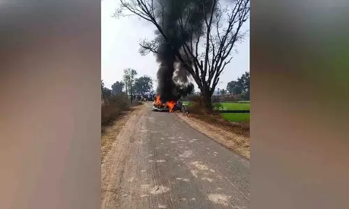 Odisha के नुआपाड़ा जिले में हादसे के बाद कार में आग लग गई; 2 लोग घायल Odisha के नुआपाड़ा जिले में हादसे के बाद कार में आग लग गई; 2 लोग घायल
