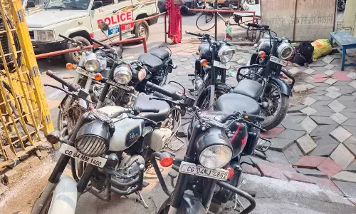 रायपुर पुलिस का विशेष अभियान, मोडिफाई सायलेंसर लगे 65 बुलेट वाहनों पर कार्रवाई रायपुर पुलिस का विशेष अभियान, मोडिफाई सायलेंसर लगे 65 बुलेट वाहनों पर कार्रवाई