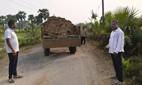 Ravulapalli के सरपंच चिंताकुंटला मनोज ने मुख्य सड़क पर गड्ढों की मरम्मत की