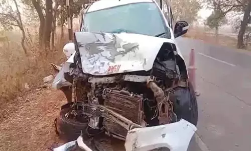 कार- पिकअप टक्कर, सड़क पर डंगाल से बचते हुए वाहन क्षतिग्रस्त