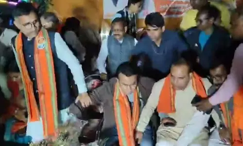 BJP की मीटिंग में हंगामा, रुद्रनील के भाषण के दौरान स्टेज का एक हिस्सा वॉकआउट कर गया BJP की मीटिंग में हंगामा, रुद्रनील के भाषण के दौरान स्टेज का एक हिस्सा वॉकआउट कर गया