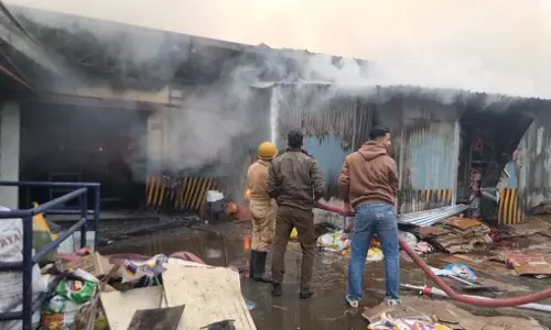Jammu: फैक्ट्री परिसर में धुआं और तबाही का मंजर Jammu: फैक्ट्री परिसर में धुआं और तबाही का मंजर