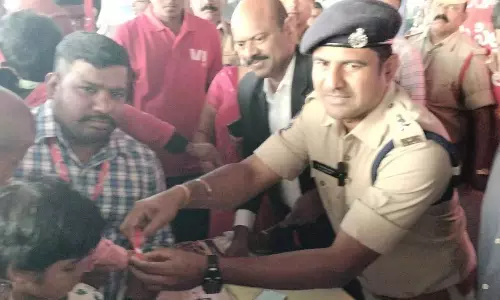 Medaram Jatara में बच्चों के लिए QR रिस्टबैंड योजना Medaram Jatara में बच्चों के लिए QR रिस्टबैंड योजना