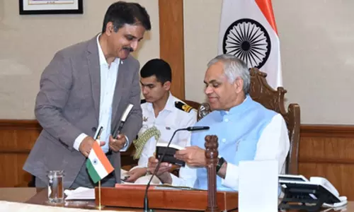 Gujarat के राज्यपाल ने पहाड़ियों के भूतों पर किताब जारी की Gujarat के राज्यपाल ने पहाड़ियों के भूतों पर किताब जारी की