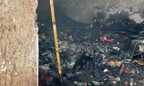 Anandpur आग की घटना में पुलिस ने मामला दर्ज किया, 24 घंटे बाद भी कई लोग लापता Anandpur आग की घटना में पुलिस ने मामला दर्ज किया, 24 घंटे बाद भी कई लोग लापता
