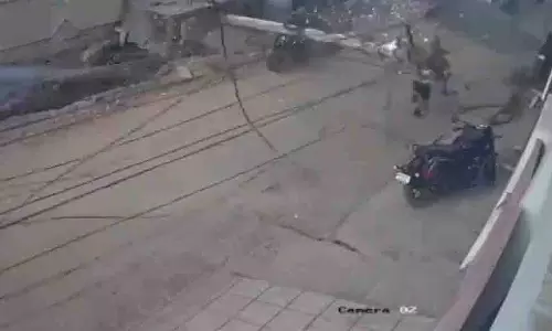 Kurnool में बिजली का खंभा गिरने से स्कूली छात्र बाल-बाल बचा Kurnool में बिजली का खंभा गिरने से स्कूली छात्र बाल-बाल बचा
