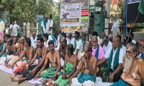 Tiruchirappalli किसानों ने मानव मल सेवन कर विरोध जताया Tiruchirappalli किसानों ने मानव मल सेवन कर विरोध जताया