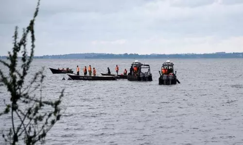 Barpeta में ब्रह्मपुत्र नदी में नाव पलटने से छह लोग लापता Barpeta में ब्रह्मपुत्र नदी में नाव पलटने से छह लोग लापता