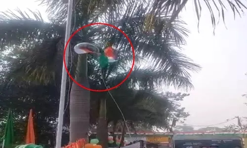 गणतंत्र दिवस पर ध्वजारोहण के वक़्त गिरा तिरंगा, सोशल मीडिया पर वीडियो वायरल