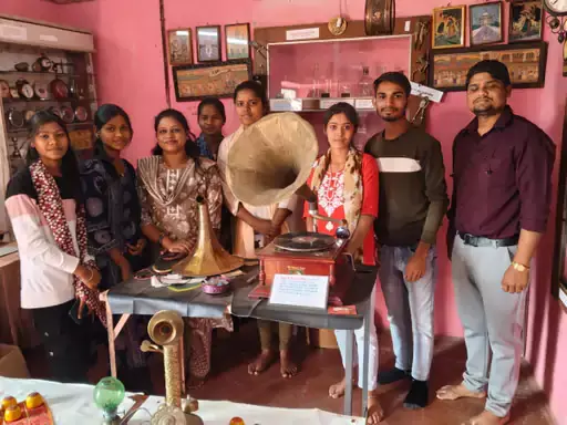 किसान का घर अनोखा संग्रहालय से कम नहीं, देखने उमड़ी भीड़ किसान का घर अनोखा संग्रहालय से कम नहीं, देखने उमड़ी भीड़
