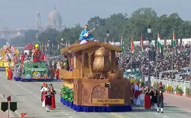 गणतंत्र दिवस परेड में जम्मू-कश्मीर की कला और संगीत ने सांस्कृतिक समृद्धि का प्रदर्शन किया गणतंत्र दिवस परेड में जम्मू-कश्मीर की कला और संगीत ने सांस्कृतिक समृद्धि का प्रदर्शन किया