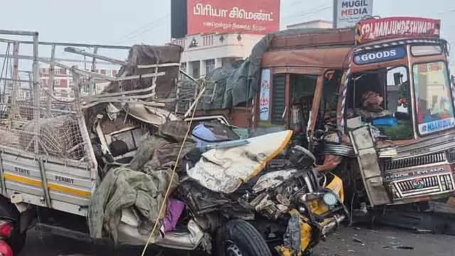 Namakkal : एक लॉरी और मालवाहक गाड़ी की टक्कर में तीन लोगों की मौत Namakkal : एक लॉरी और मालवाहक गाड़ी की टक्कर में तीन लोगों की मौत