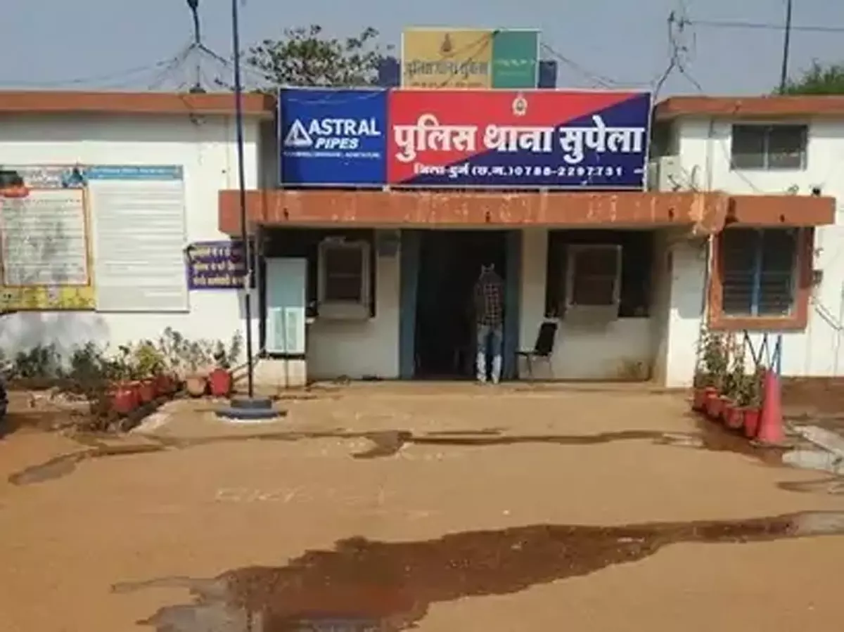छट्ठी कार्यक्रम में मारपीट को शांत कराने लगा टीचर, जमकर पिटाई छट्ठी कार्यक्रम में मारपीट को शांत कराने लगा टीचर, जमकर पिटाई