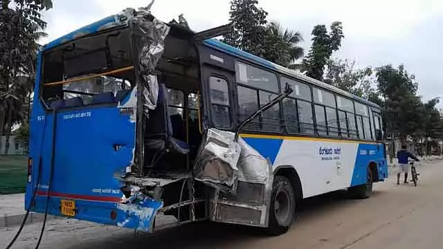 Bengaluru : रिवर्स करते समय बस ट्रेन से टकरा गई, पीछे से टक्कर लगने से लोग घायल Bengaluru : रिवर्स करते समय बस ट्रेन से टकरा गई, पीछे से टक्कर लगने से लोग घायल