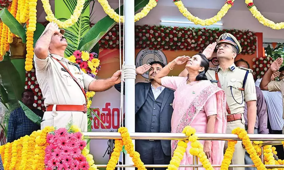 Andhra: गणतंत्र दिवस पर स्वतंत्रता सेनानियों के परिवारों को सम्मानित किया गया Andhra: गणतंत्र दिवस पर स्वतंत्रता सेनानियों के परिवारों को सम्मानित किया गया