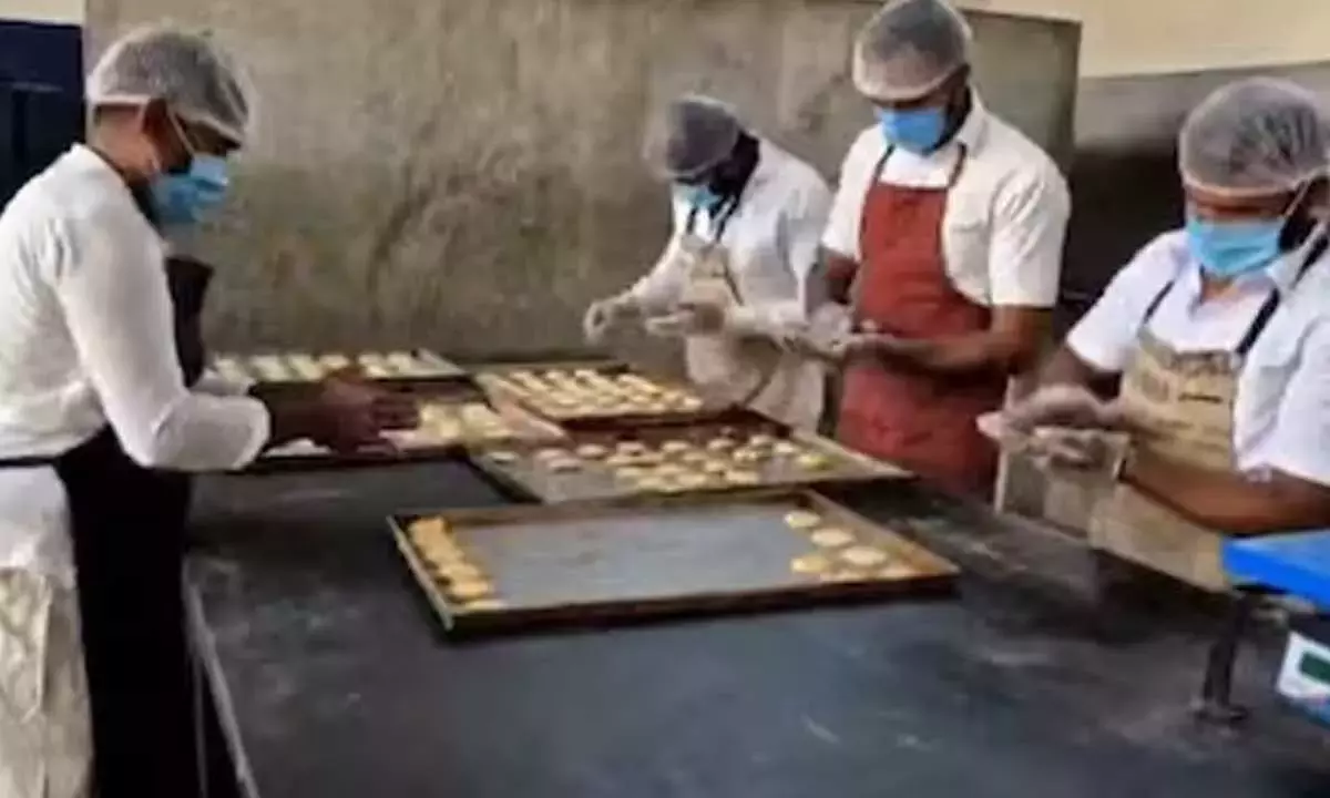 Karnataka: गणतंत्र दिवस समारोह में कैदियों द्वारा तैयार बेकरी आइटम परोसे गए Karnataka: गणतंत्र दिवस समारोह में कैदियों द्वारा तैयार बेकरी आइटम परोसे गए