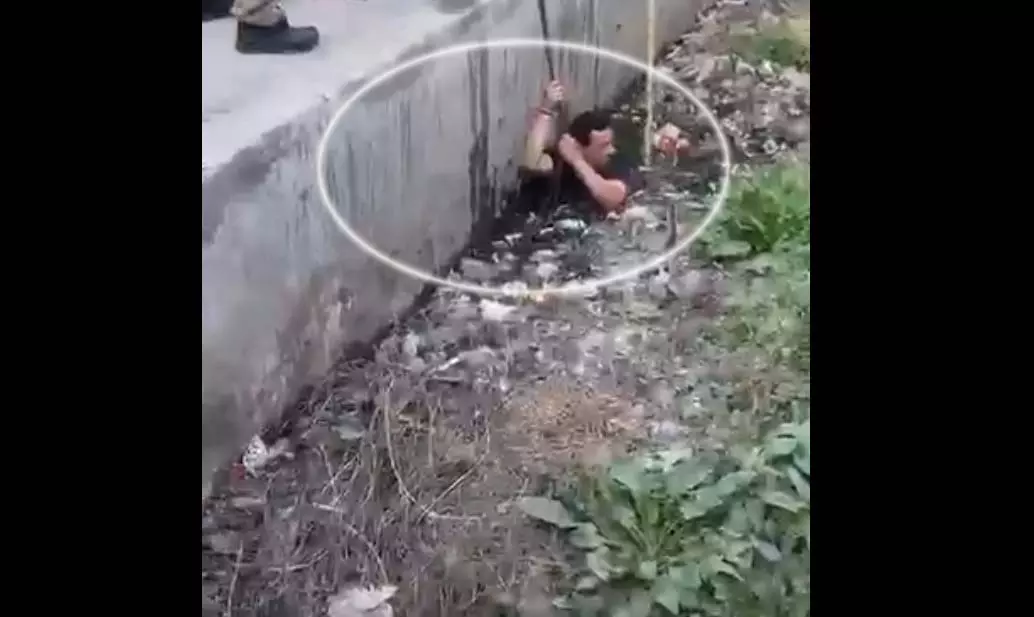 इंसानियत के जज्बे को सलाम! बच्चा गहरे नाले में गिरा, नाले में कूदा पुलिसकर्मी इंसानियत के जज्बे को सलाम! बच्चा गहरे नाले में गिरा, नाले में कूदा पुलिसकर्मी