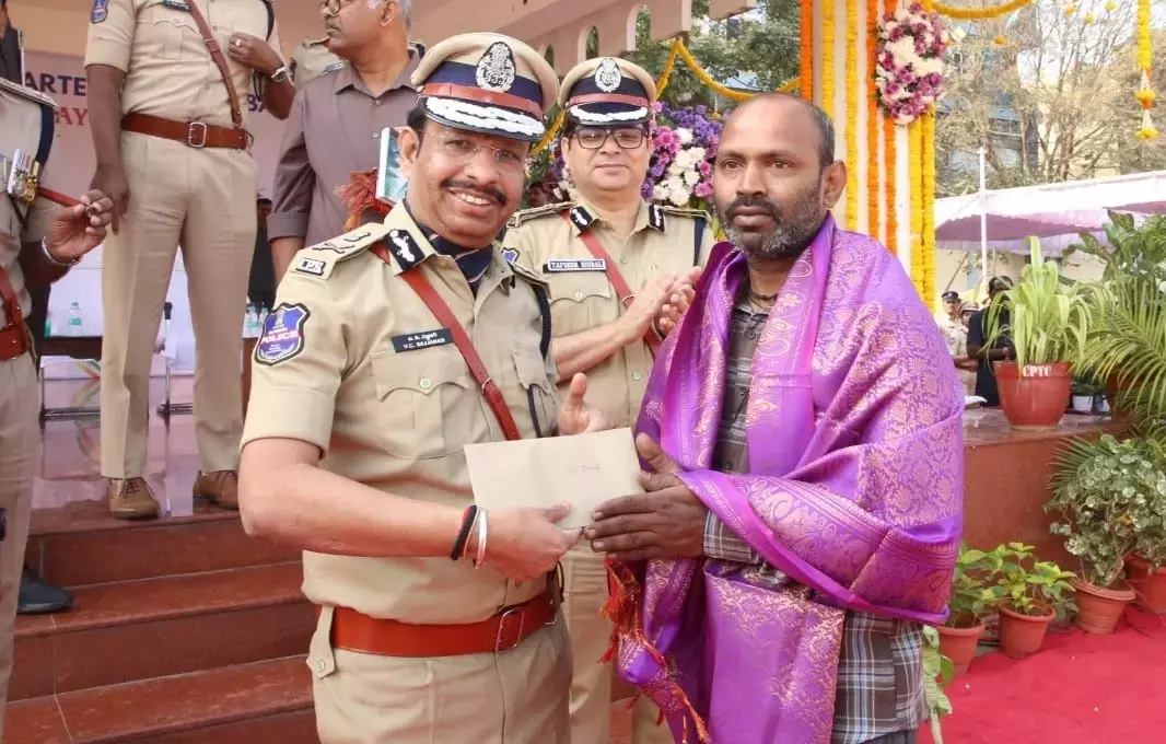 Nampally आग के दौरान बहादुरी दिखाने के लिए अफ़ज़लगंज के युवाओं को सम्मानित किया Nampally आग के दौरान बहादुरी दिखाने के लिए अफ़ज़लगंज के युवाओं को सम्मानित किया