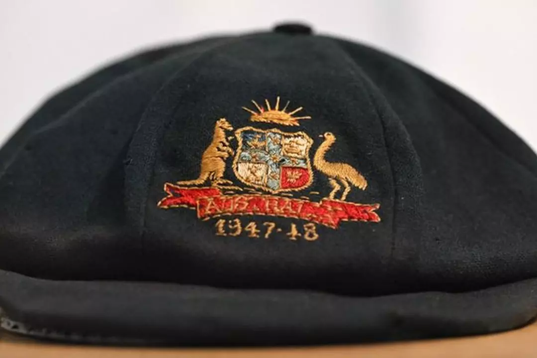 Don Bradman’s की 1947 की बैगी ग्रीन गोल्ड कोस्ट नीलामी में 460,000 डॉलर में बिकी Don Bradman’s की 1947 की बैगी ग्रीन गोल्ड कोस्ट नीलामी में 460,000 डॉलर में बिकी