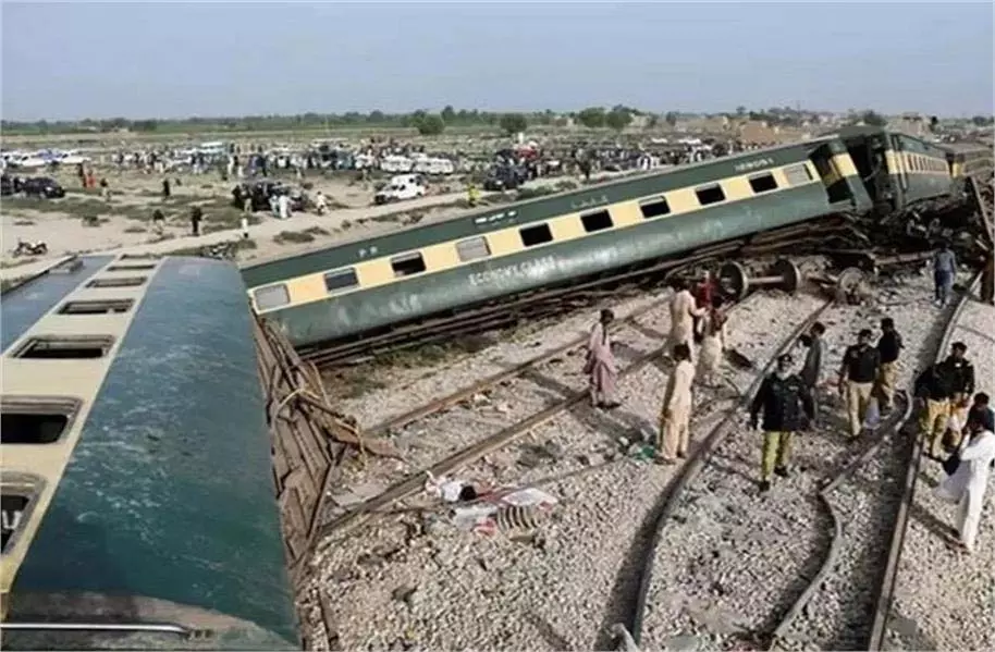 Pakistan: रेलवे ट्रैक पर भीषण बम धमाका, मची चीख-पुकार Pakistan: रेलवे ट्रैक पर भीषण बम धमाका, मची चीख-पुकार