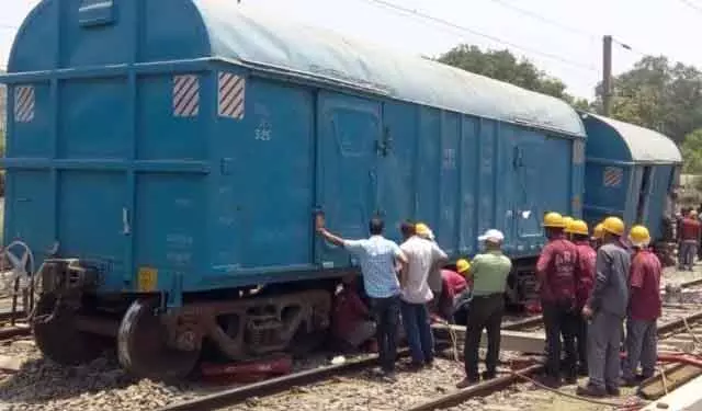 Koraput में दो मालगाड़ी के डिब्बे पटरी से उतरे, कोई हताहत नहीं Koraput में दो मालगाड़ी के डिब्बे पटरी से उतरे, कोई हताहत नहीं