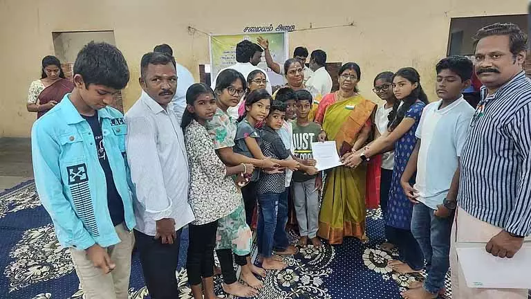 Ayyappanthangal के बच्चों ने ग्राम सभा में हिस्सा लिया, सड़क की मरम्मत की मांग की Ayyappanthangal के बच्चों ने ग्राम सभा में हिस्सा लिया, सड़क की मरम्मत की मांग की