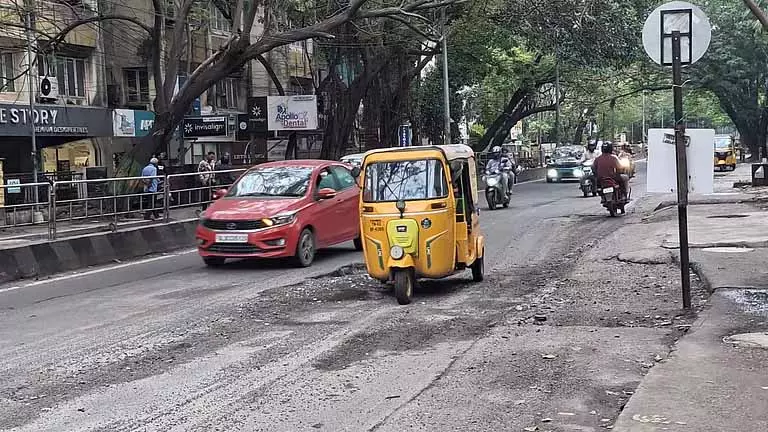 Chennai: स्टर्लिंग रोड खतरनाक होने के कारण मोटर चालक तुरंत मरम्मत की मांग कर रहे Chennai: स्टर्लिंग रोड खतरनाक होने के कारण मोटर चालक तुरंत मरम्मत की मांग कर रहे