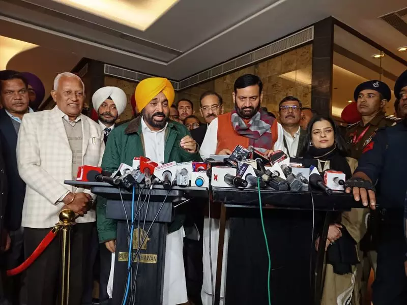 हरियाणा के सीएम नायब सैनी और पंजाब के सीएम मान ने SYL पर मीटिंग की हरियाणा के सीएम नायब सैनी और पंजाब के सीएम मान ने SYL पर मीटिंग की