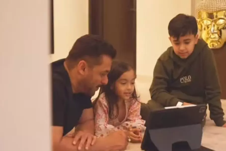 Salman Khan ने गणतंत्र दिवस पर देश से प्यार करने की अपील की Salman Khan ने गणतंत्र दिवस पर देश से प्यार करने की अपील की