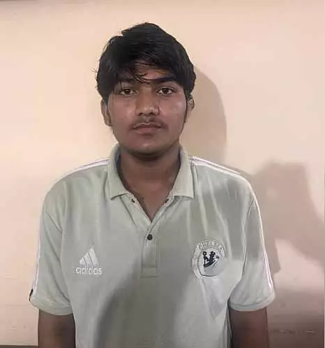 गुजरात ATS ने कुछ खास लोगों को मारने की साजिश रच रहे कट्टरपंथी युवक गिरफ्तार गुजरात ATS ने कुछ खास लोगों को मारने की साजिश रच रहे कट्टरपंथी युवक गिरफ्तार