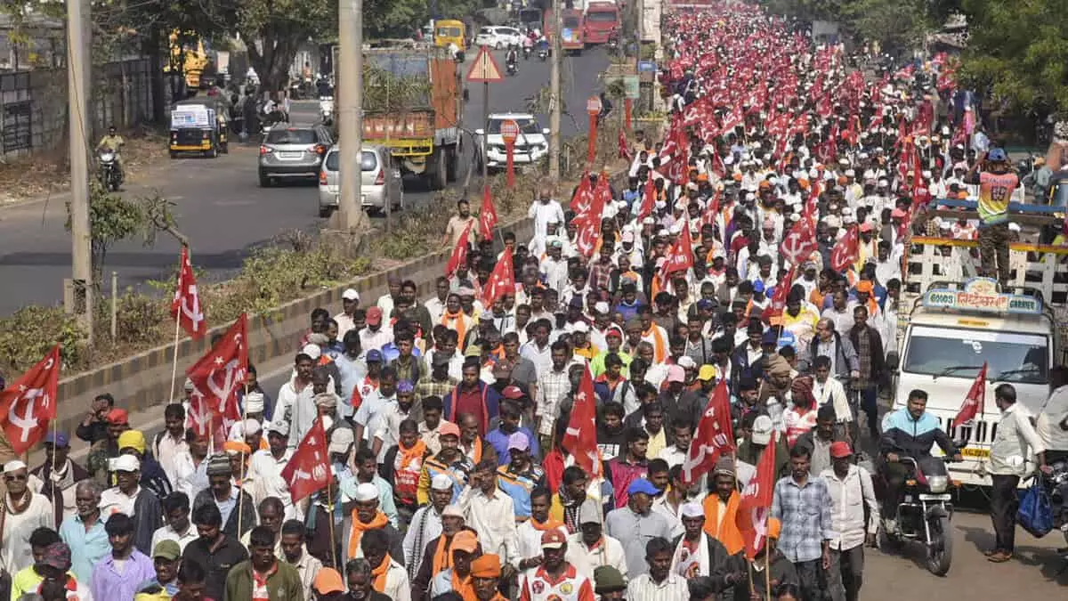 Mumbai: सरकार से बातचीत आज, नासिक से मुंबई तक मार्च जारी Mumbai: सरकार से बातचीत आज, नासिक से मुंबई तक मार्च जारी