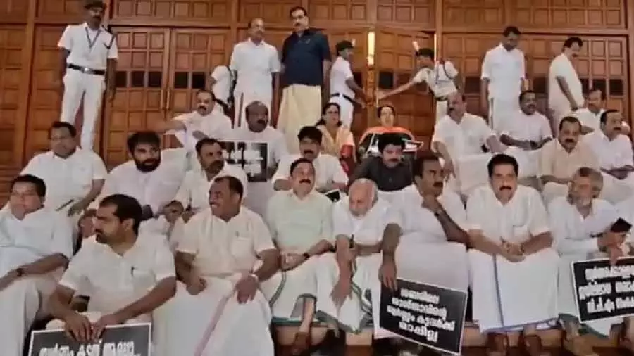 सबरीमाला सोने की चोरी को लेकर केरल विधानसभा में UDF का धरना सबरीमाला सोने की चोरी को लेकर केरल विधानसभा में UDF का धरना