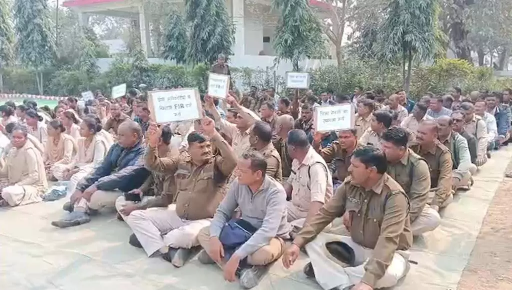 नगर सैनिकों ने कमांडेंट के खिलाफ खोला मोर्चा नगर सैनिकों ने कमांडेंट के खिलाफ खोला मोर्चा